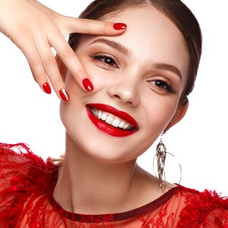 Modne paznokcie do czerwonej sukienki – te pomysły na manicure są ponadczasowe! - zdjęcie produktu