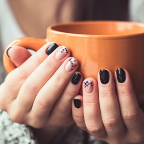 Modne paznokcie na jesień 2023. Sześć najlepszych pomysłów na jesienny manicure w tym sezonie