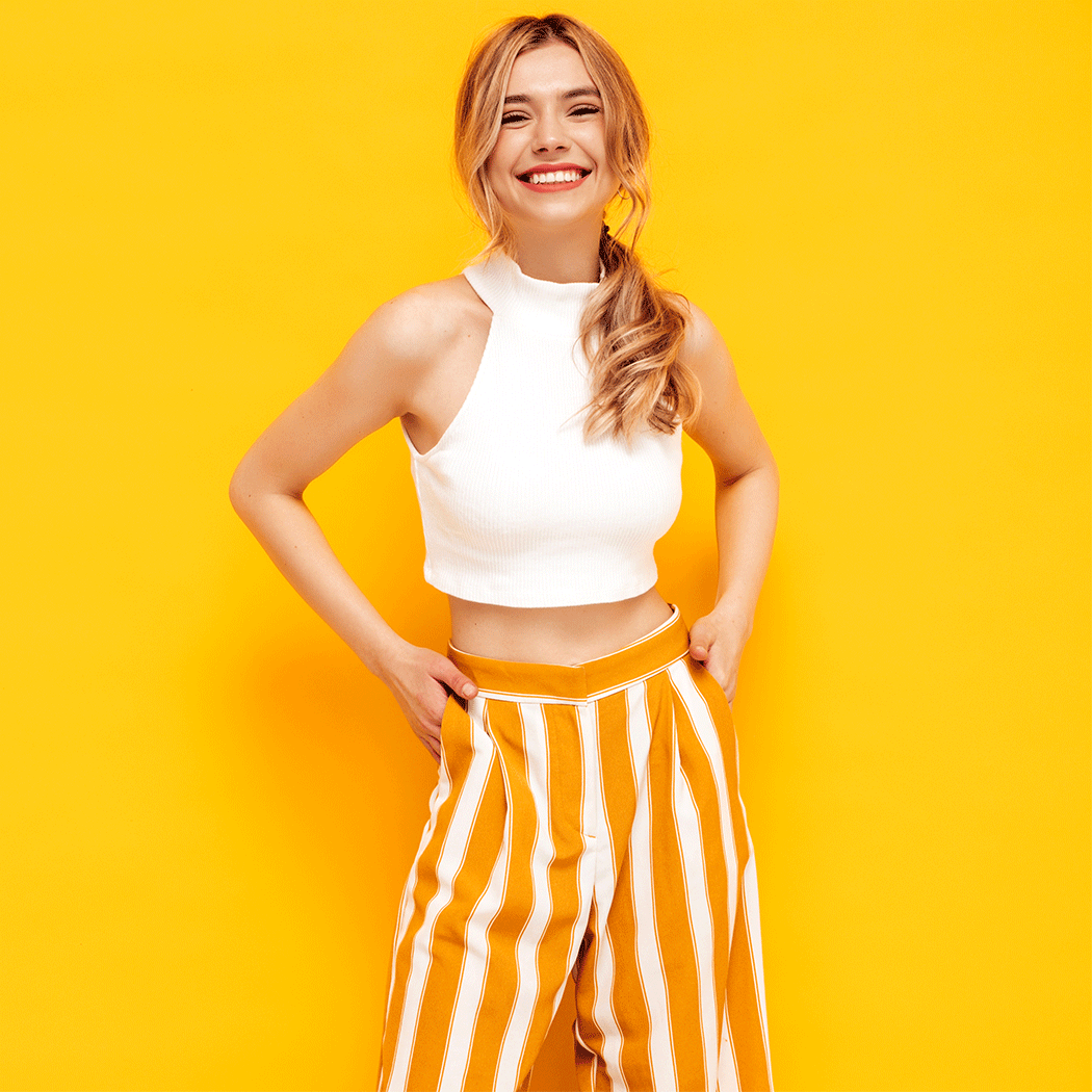 Modne stylizacje dla bardzo szczupłych dziewczyn. Jak wydobyć kobiece kształty? [PORADY STYLISTKI]