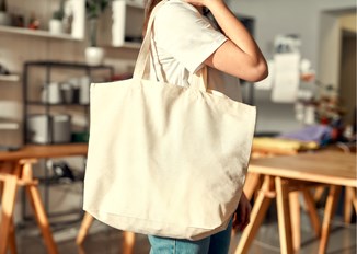 Modne torby shopper materiałowe – jakie modele są teraz na topie? Sprawdź!