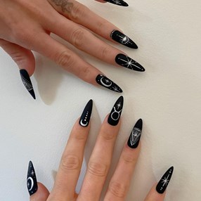 Modne wzory na paznokcie na jesień 2023. Sześć trendów do wypróbowania w tym sezonie