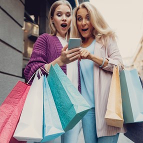 Moja mama pokochała te buty na wiosnę. Wsuwane adidasy poleciłaby wszystkim 50-latkom