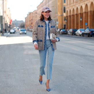Mom jeans – co to za model spodni i komu pasuje najbardziej? Poznaj sekrety najmodniejszego fasonu damskich jeansów!