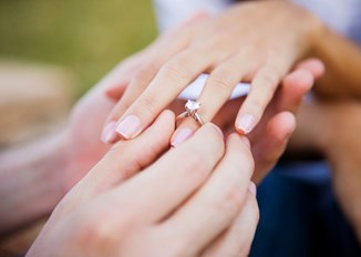 Na którym palcu nosić pierścionek zaręczynowy? O tych zasadach powinnaś wiedzieć