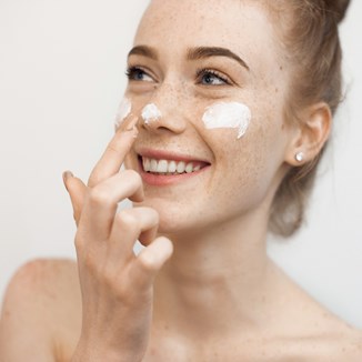 Najbardziej pożądane kosmetyki do pielęgnacji twarzy: serum,