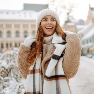Najcieplejsze kurtki zimowe damskie – TOP 3 modele, które ogrzeją Cię jak kołderka [RANKING]