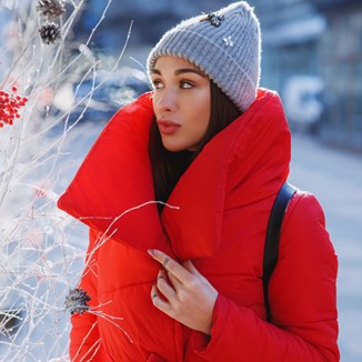 Najcieplejsze kurtki zimowe damskie – TOP 3 modele, które ogrzeją Cię jak kołderka