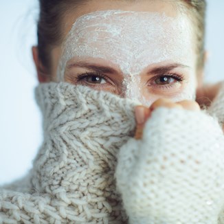 Najlepsze kremy na zimę – kosmetyki, które chronią i nawilżają w czasie mrozów [WYBÓR REDAKCJI]