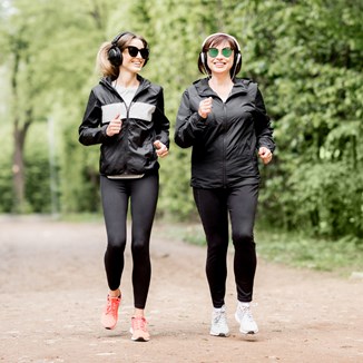Najlepsze kurtki do biegania damskie na wiosnę 2024. TOP 3 modele nie tylko na jogging po okolicy  