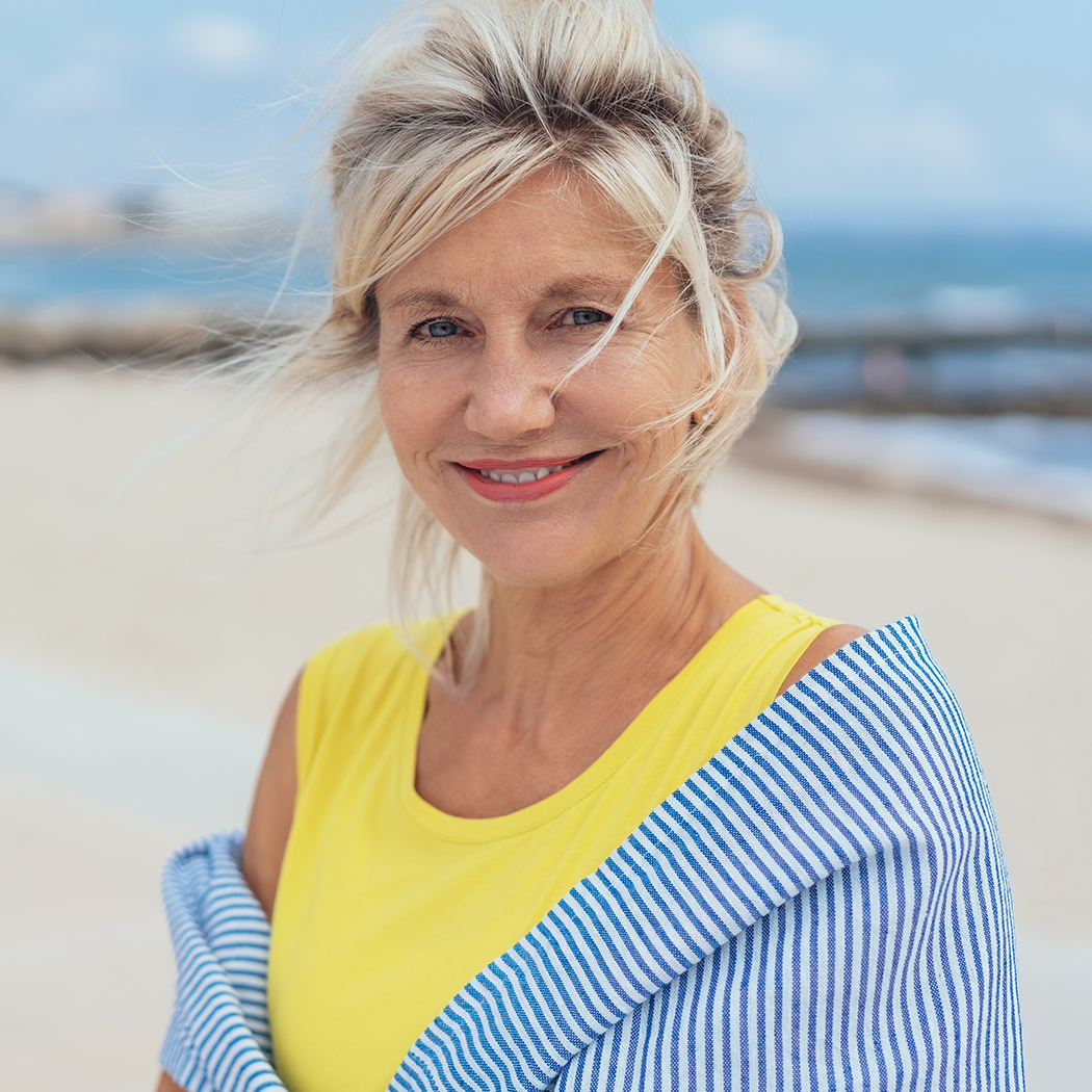 Najlepsze stylizacje dla pań 50+ na lato - skompletuj modną garderobę na upalne dni [PORADNIK]