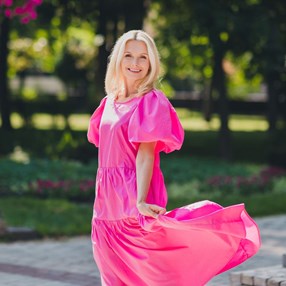 Najmodniejsze letnie sukienki na 50-latek. Jako redaktorka mody mówię wprost: „warto"