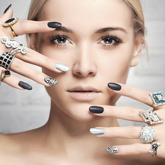 Najmodniejsze paznokcie na sylwestra 2021/2022. Sprawdź pomysły na kobiecy sylwestrowy manicure! - zdjęcie produktu