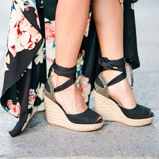 Najmodniejsze sandały damskie na koturnie na lato 2024 [PRZEGLĄD MODELI] 