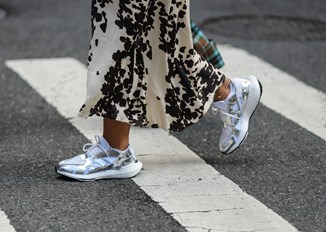Najmodniejsze sneakersy damskie na wiosnę 2024: białe, za kostkę, a może chunky? Przegląd inspiracji 