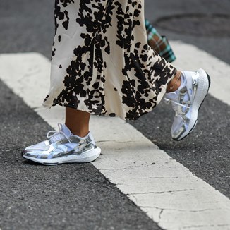 Najmodniejsze sneakersy damskie na wiosnę 2024: białe, za kostkę, a może chunky? Przegląd inspiracji 