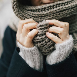 Najmodniejsze szaliki damskie zimowe na sezon 2021/2022 – znajdź model dla siebie! - zdjęcie produktu