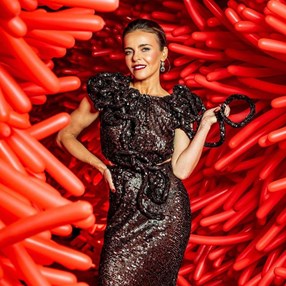 Najpiękniejsze andrzejkowe sukienki z wyprzedaży w Mohito. Modele w stylu gwiazd tańsze nawet o połowę