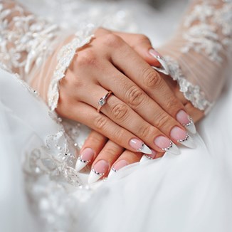 Najpiękniejsze paznokcie ślubne. Jaki manicure na ślub wybrać? Zobacz TE propozycje!