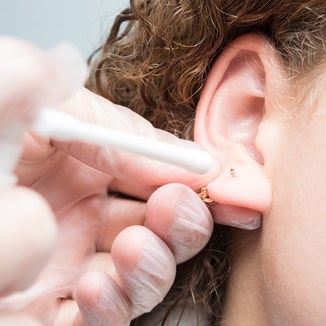Nazwy kolczyków w uchu – musisz je znać, jeśli marzysz o piercingu  - zdjęcie produktu