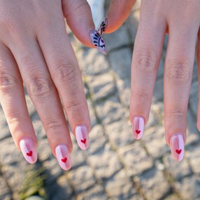 Nie ma sobie równych. Ten manicure przebije wszystkie inne wzory na paznokcie walentynkowe w 2024 roku