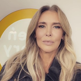 Nosi te same spodnie i sweter od 35 lat. Fani są zachwyceni: „Lubię takie podejście, dobre rzeczy na lata”