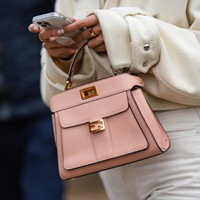 Nosiły ją nasze babcie, dziś my ustawiamy się za nią w kolejce. Francuzki i gwiazdy oszalały na punkcie torebki w stylu „ladylike”