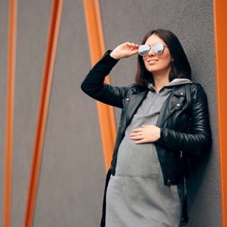 Odzież ciążowa na jesień i zimę 2021/2022 — najważniejsze trendy w modzie dla przyszłych mam
