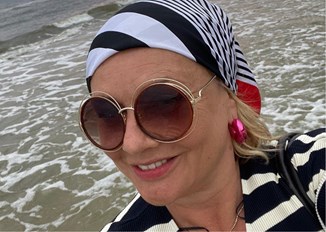 Ostrowska-Królikowska wygina się na plaży i odsłania nogę. Fani komentują: „Pięknota” 