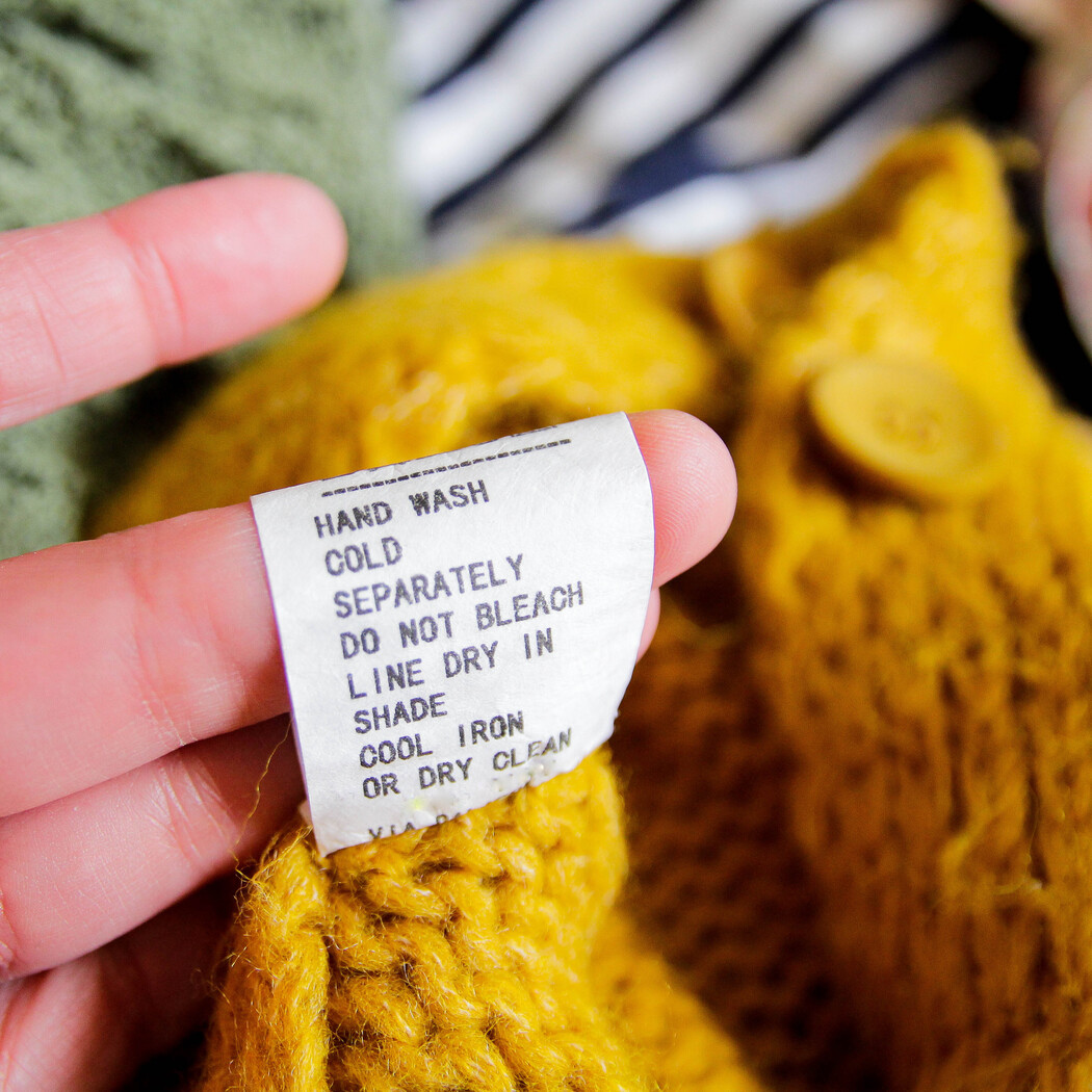 Oznaczenia na metkach – jak odczytać symbole prania i prasowania? [Tablica symboli do druku]