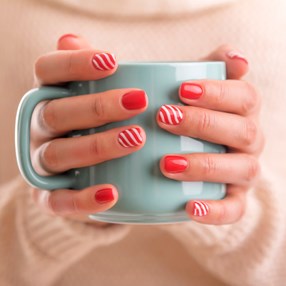 Paznokcie na święta Bożego Narodzenia 2023? Sprawdź 6 pomysłów na modny świąteczny manicure