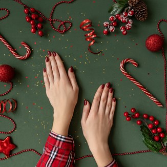 Paznokcie świąteczne 2021. Zobacz pomysły na najpiękniejszy manicure na Boże Narodzenie! - zdjęcie produktu