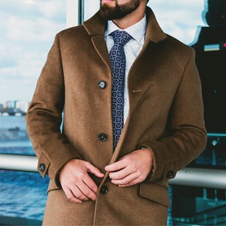 Płaszcz do garnituru – jaki wybrać? Sprawdź, jakie fasony będą pasować do męskiego stroju wizytowego