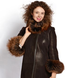 Płaszcz z futrzanym kołnierzem – hit sezonu w modnych i przytulnych stylizacjach na chłodniejsze dni - zdjęcie produktu