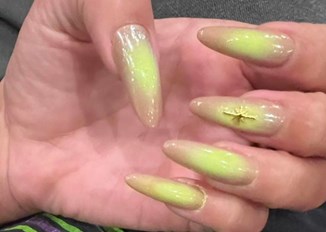 Po tym manicure poznasz, czy ktoś się zna na modzie. „Aura nails” to hit na lato 