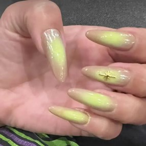 Po tym manicure poznasz, czy ktoś się zna na modzie. „Aura nails” to hit na lato