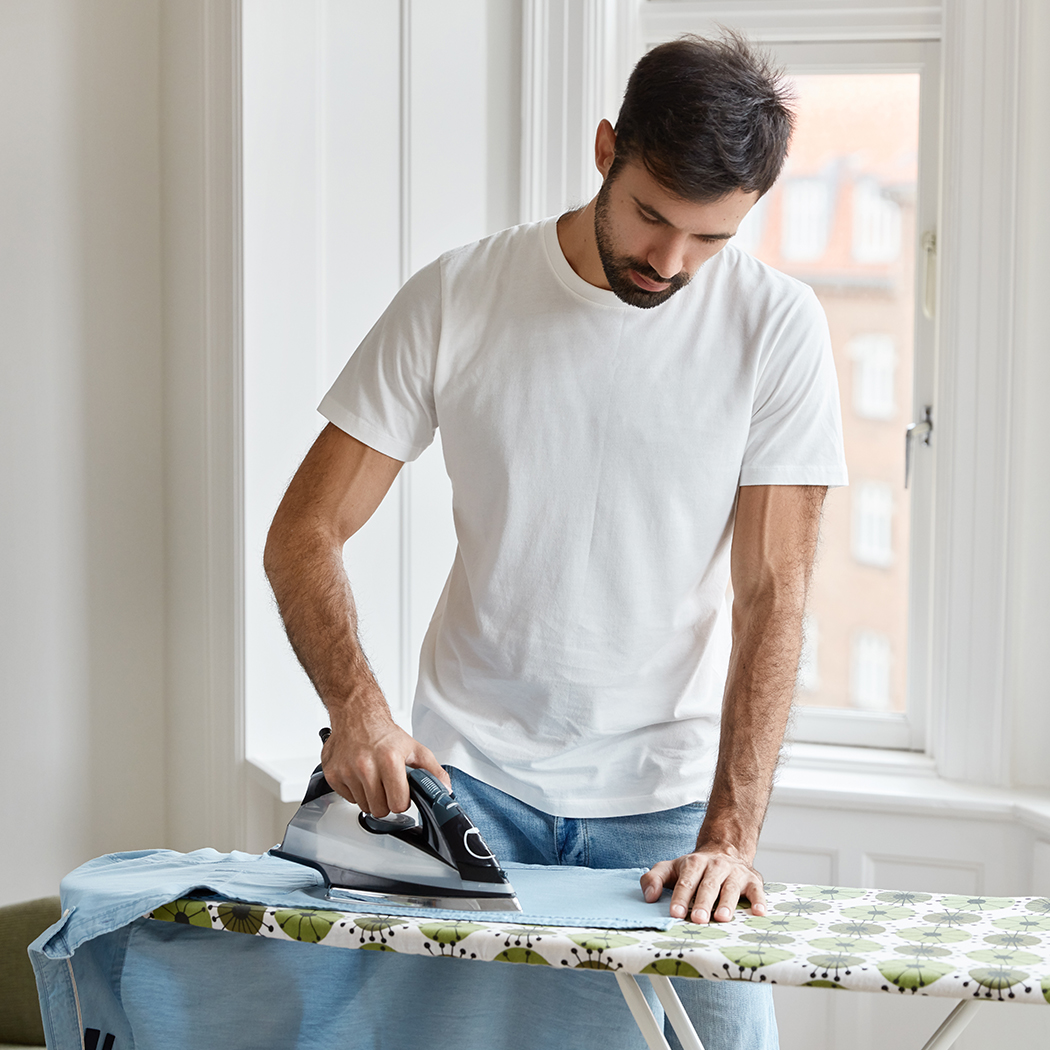Prasowanie koszuli - najważniejsze zasady i triki [PORADNIK]