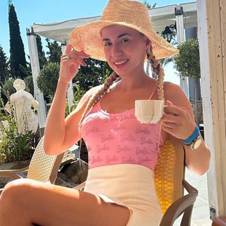 Przebrana za Barbie Marianna Schreiber wypoczywa na wakacjach z mamą. Fani oceniają: „Jest super” 