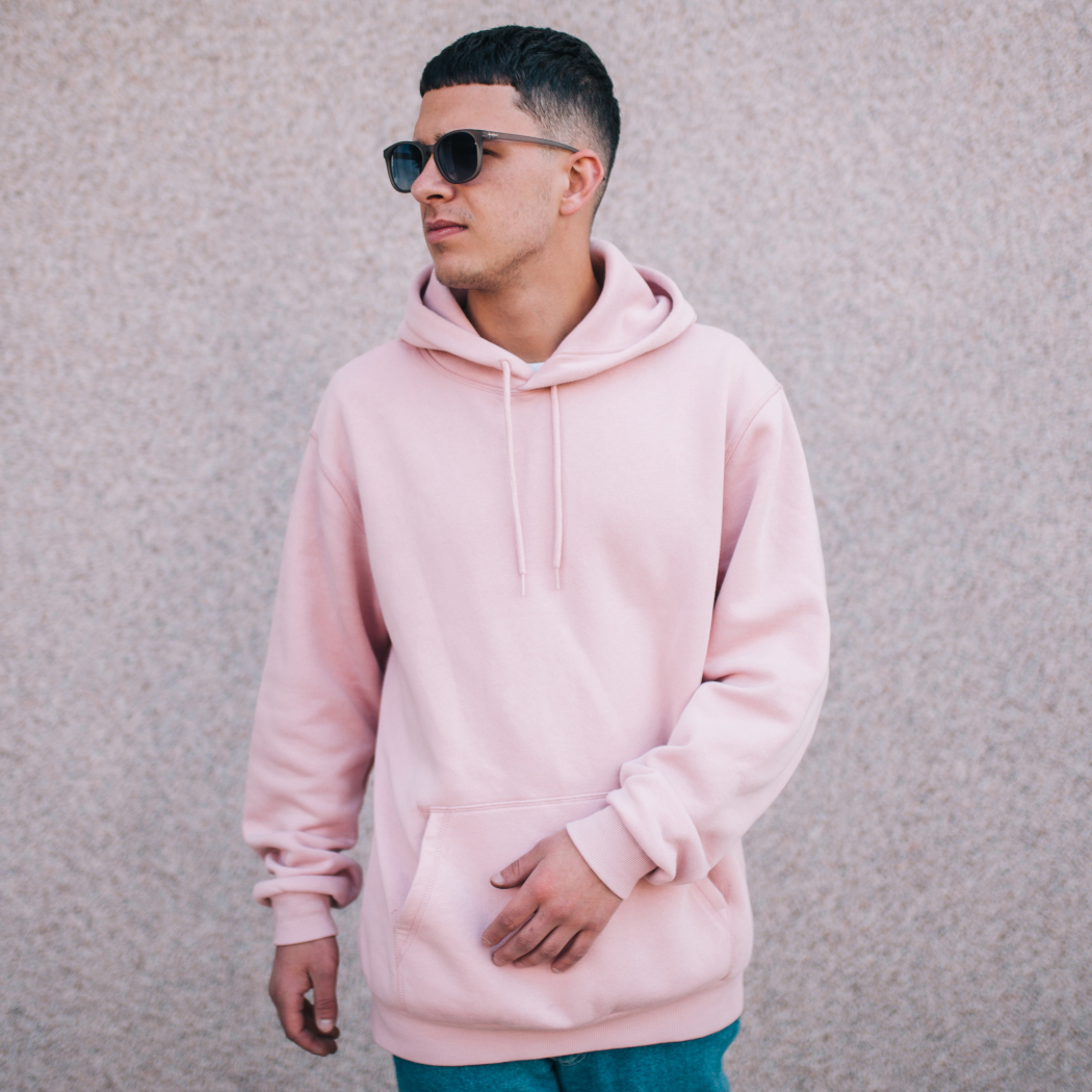 Przegląd redakcji: najmodniejsze bluzy męskie poniżej 150 zł