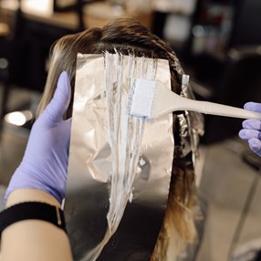 Refleksy na ciemnych włosach odejmują lat i rozświetlają cerę. Sprawdziłam, jak je zrobić