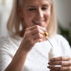 Retinol – jak go stosować? Zdradzamy najważniejsze zasady, dzięki którym uzyskasz najlepsze efekty