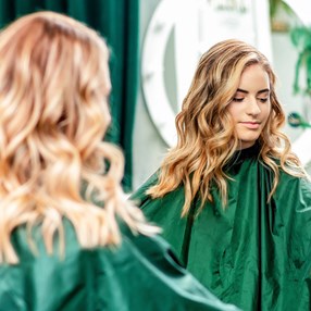 Reverse baleyage, czyli odwrócony balejaż dla blond włosów. Poznaj hit koloryzacji 2024