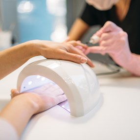 „Reverse french” to najmodniejsze paznokcie dla 50-tek. Twoja córka ci ich pozazdrości