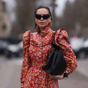 Romantyczne sukienki w stylizacjach. Podpowiadamy, z czym je nosić na co dzień