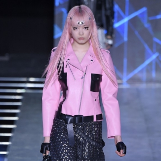 Jak nosić różowe ubrania na przełomie sezonów?