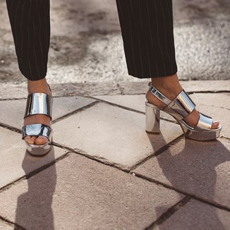 Sandały na platformie w 5 stylizacjach na lato 2022, które sprawią, że pokochasz ten model butów - zdjęcie produktu
