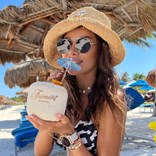 Siwiec zapozowała w odważnym bikini z modnym wzorem. Podobny nosi Macudzińska