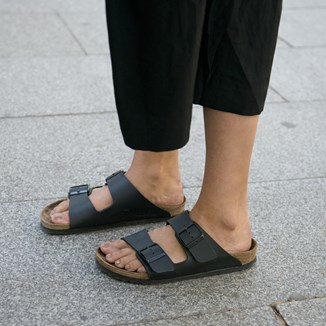 Sklepy wyprzedają kultowe Birkenstocki. Włożysz do sukienki i jeansów  - zdjęcie produktu