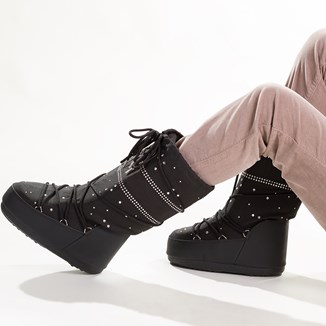 Śniegowce Moon Boot w modnych stylizacjach. Jak nosić kultowe „księżycowe” buty damskie?