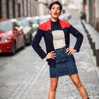 Spódnica jeansowa – trend z ulic i fashion weeków 2021/2022. Wykorzystaj go w modnych stylizacjach!