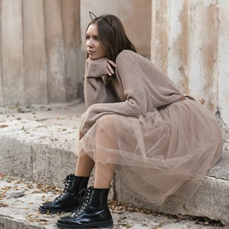 Styl oversize - jak wyglądać kobieco w luźnych ubraniach? Odkryj najmodniejsze stylizacje oversize! - zdjęcie produktu